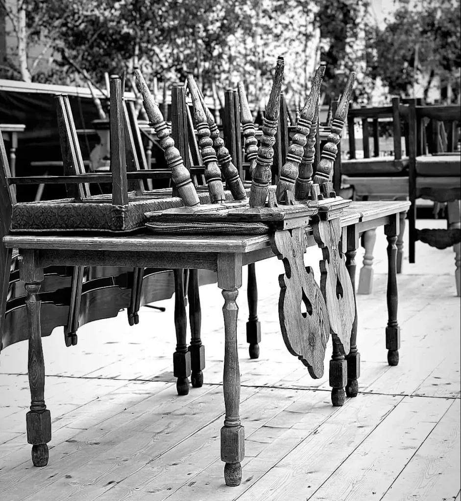 Alte Bauernstühle auf Holztisch